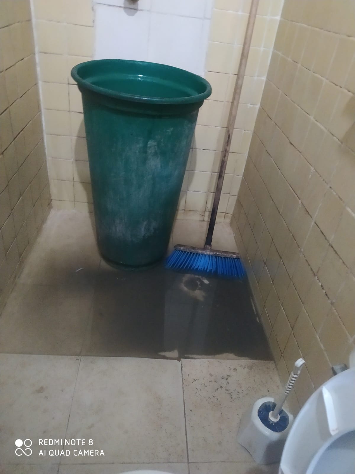 Registro fotográfico de rebosamiento de aguas residuales al interior de un inmueble del barrio La Floresta