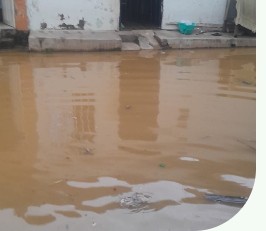 Registro de inundación alrededor de una vivienda