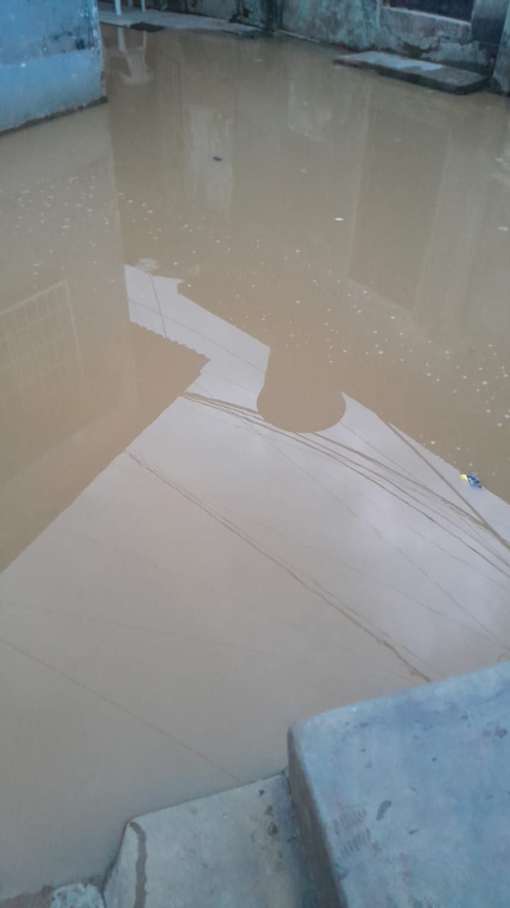 Inundación en zona de acceso de una vivienda del barrio Bijao