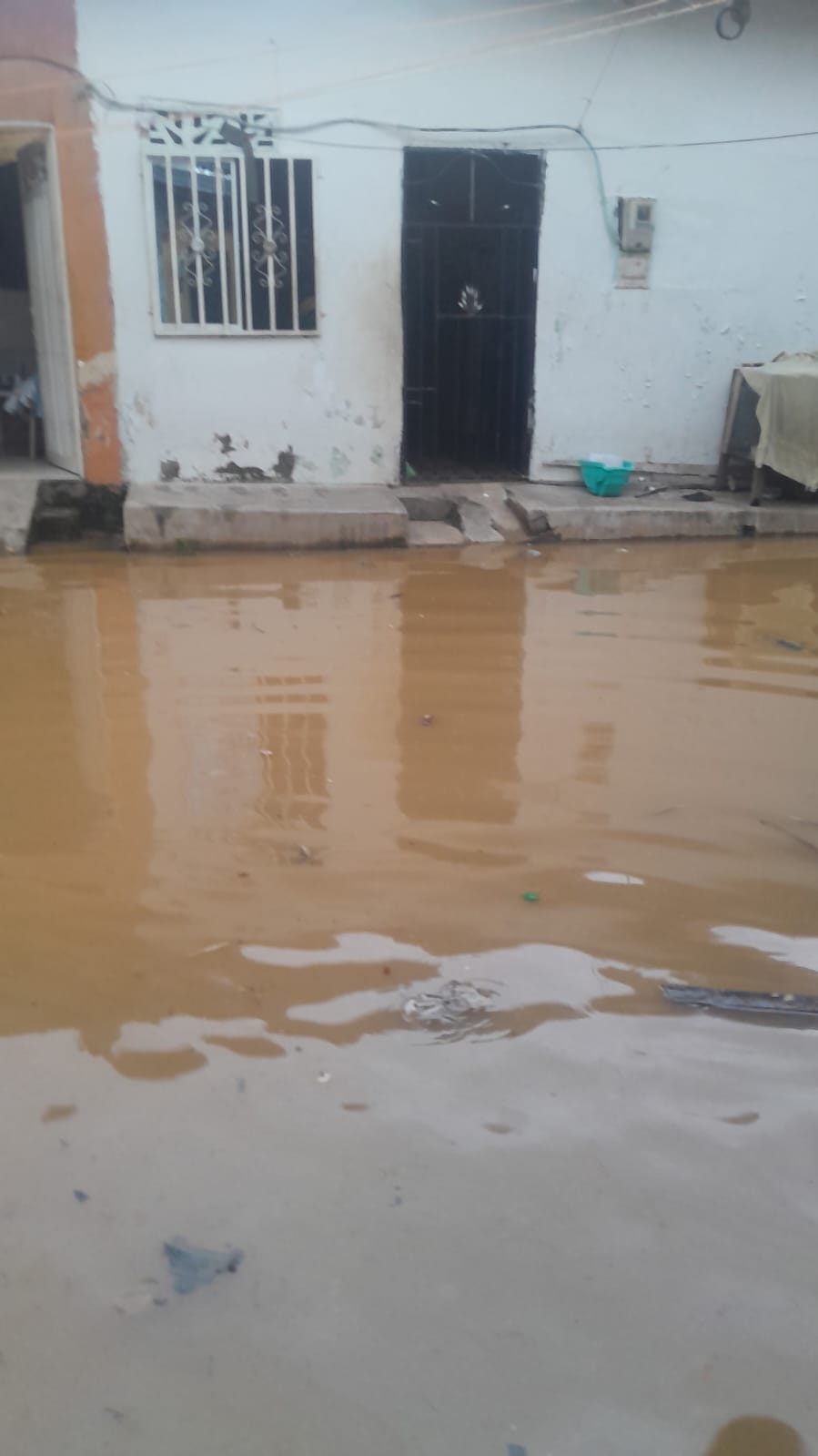 Vivienda y vía afectadas por inundación en Bijao