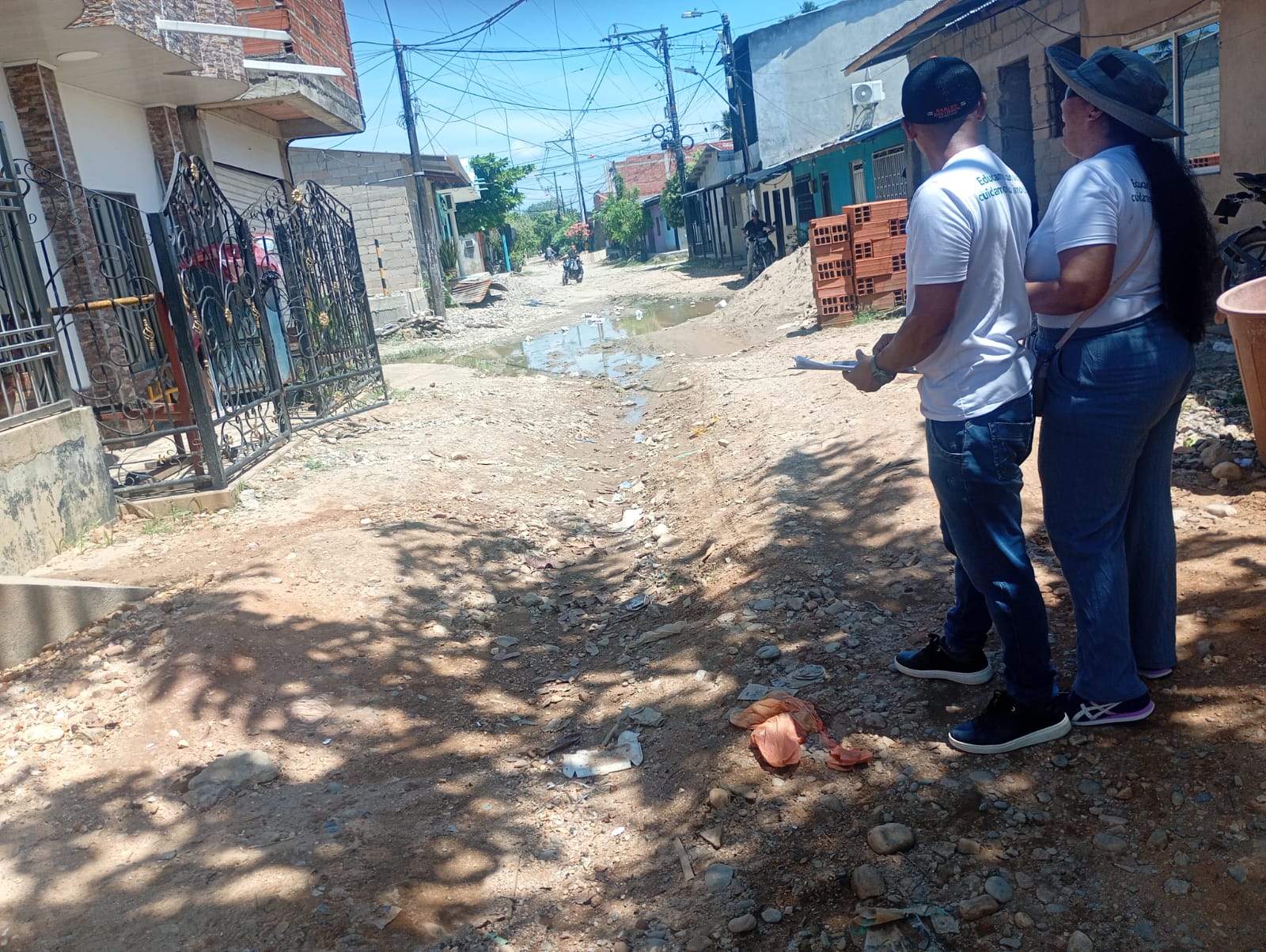 Integrantes de la Fundación Sonrisas Sostenibles durante trabajo de campo en La Vega
